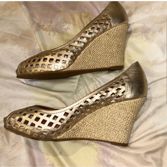 Lilly Pulitzer Gold Leather Resort Chic Basketweave Open Toe Wedge.FIRM PRICE - Picture 3 of 11